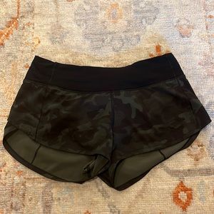 Lululemon Dark Olive Camo Size 4 Speed Up Shorts (2.5 inseam)